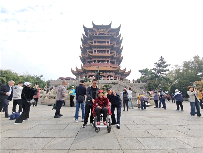 三代同堂暖佳节，90后孙子带百岁奶奶登黄鹤楼过重阳